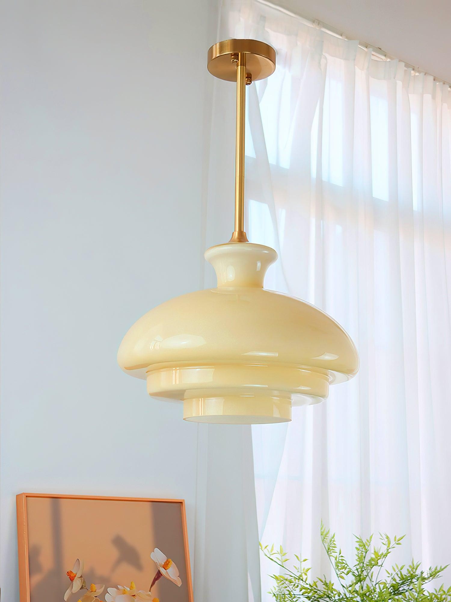 Zainstalowana lampa wisząca w pobliżu zasłon z widocznym baldachimem sufitowym