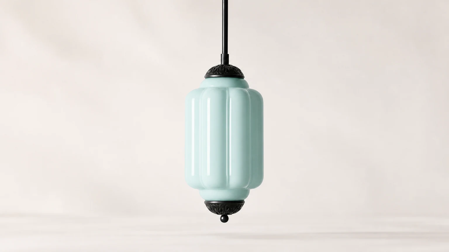 Lampa wisząca Eloise z nieregularną szklaną latarnią w spokojnym wnętrzu