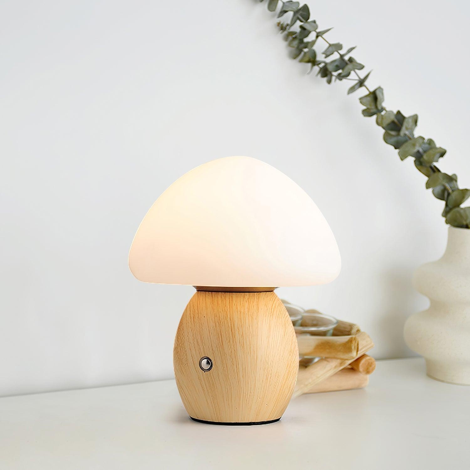 Lampa grzybowa na białym stole z ozdobnymi gałęziami