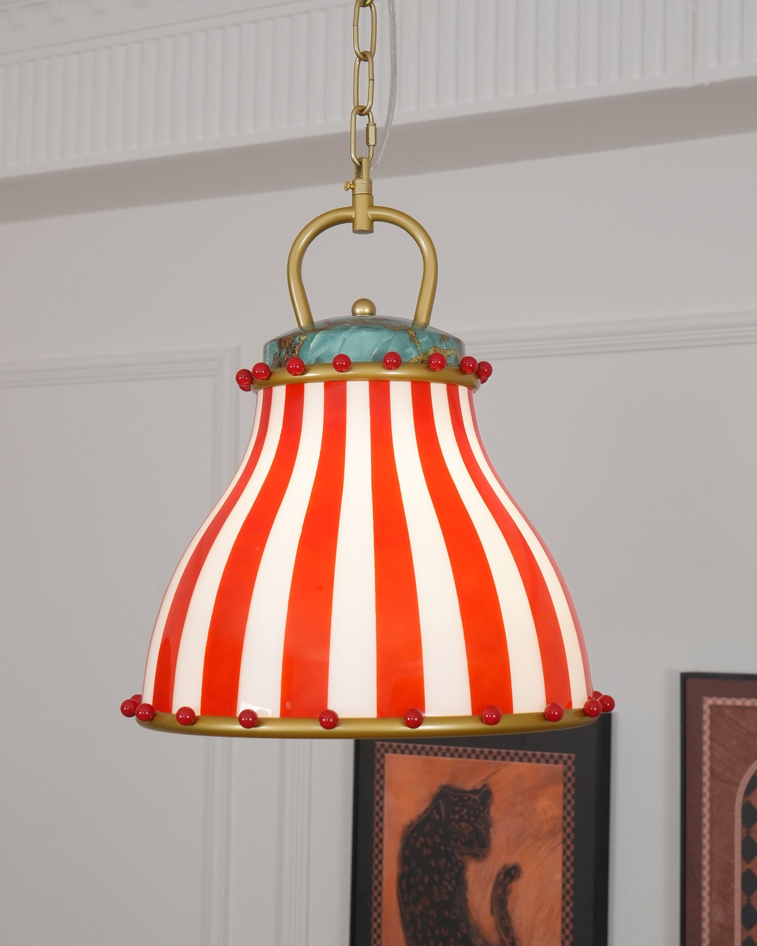 Duży widok na zamontowaną lampę wiszącą Circus