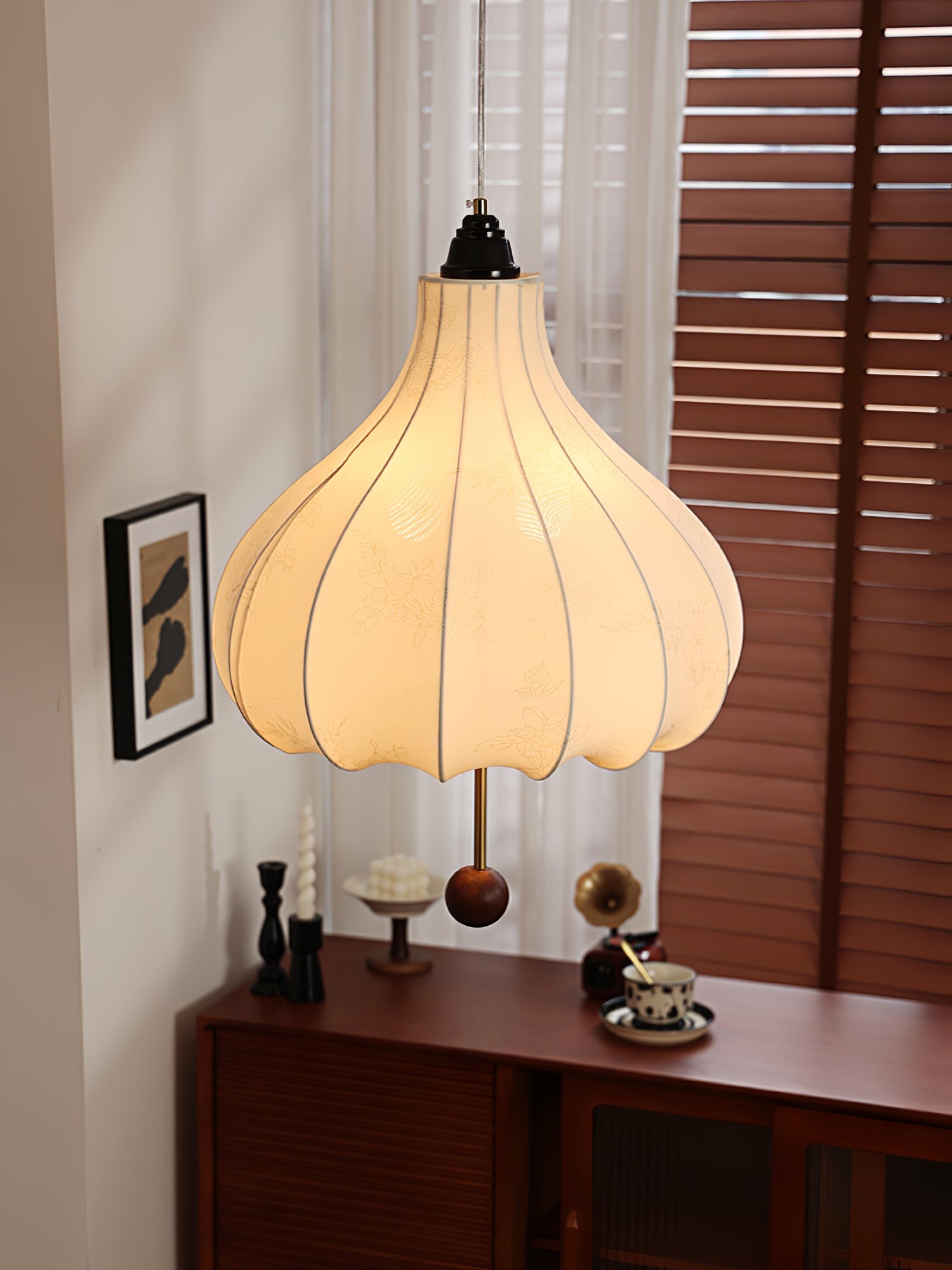 Lampa wisząca w stylu retro w kolorze kasztanowym nad szafką i oknem