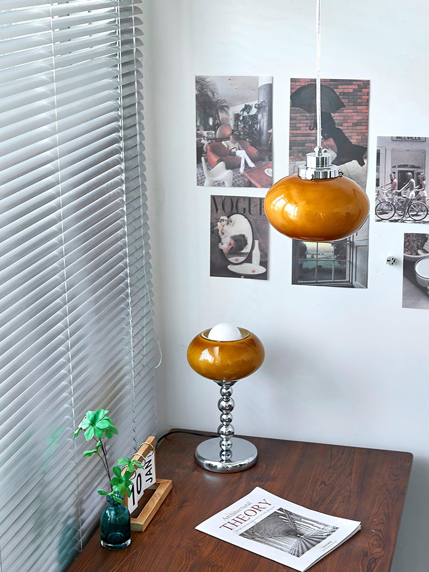 Owalna lampa stołowa Persimmon na biurku w pokoju lifestylowym