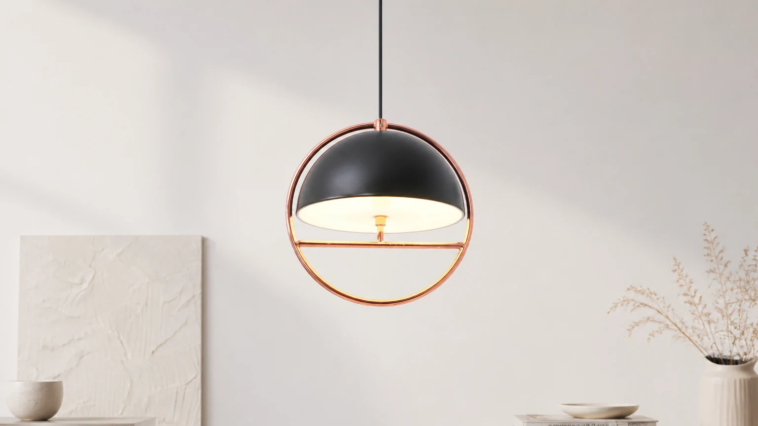 Tkaninowa lampa wisząca Twisted Shade M504 w ciepłej oprawie wnętrza
