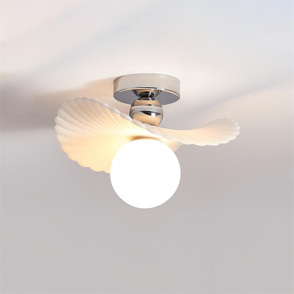 Lampe de plafond simple et élégante P080, vue rapprochée installée avec la lumière allumée
