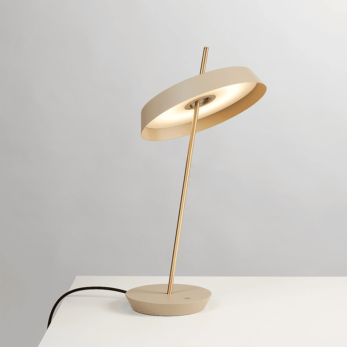 Modern Art Decor Table Lamp For Living Room M339