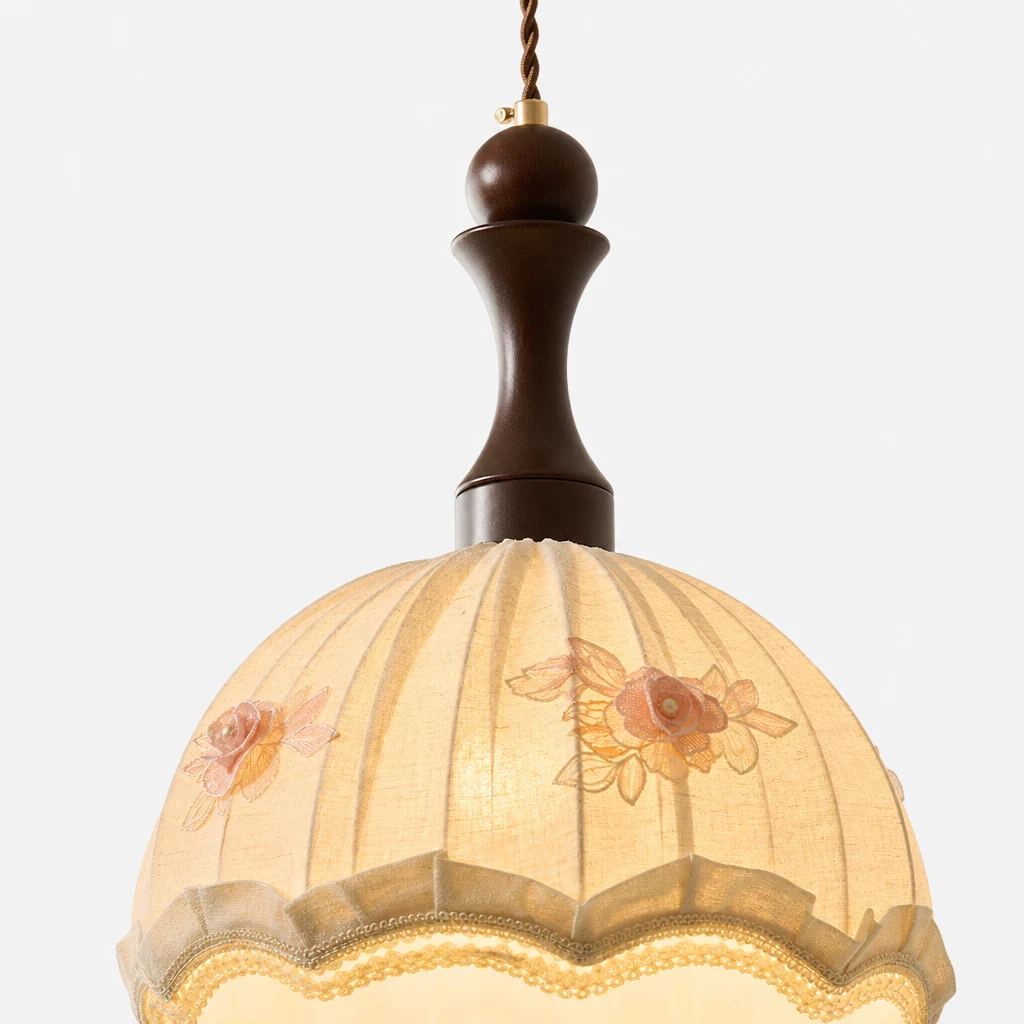 Zbliżenie na klosz i wykończenie lampy wiszącej Camélia