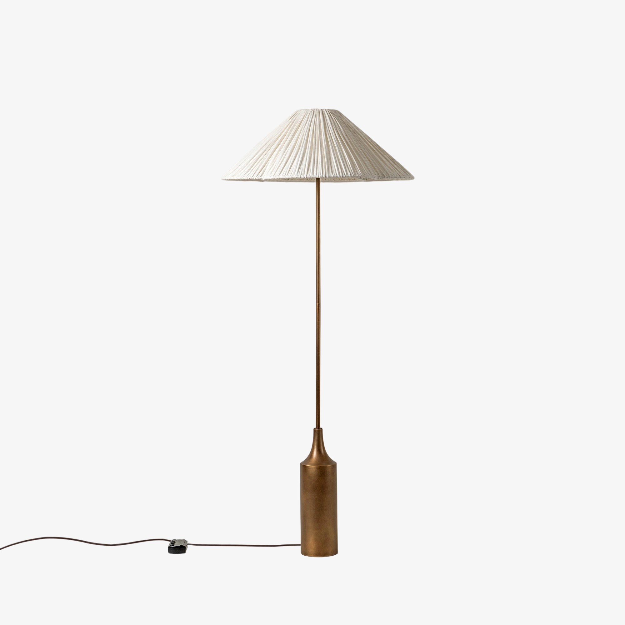 Helbild av Lindi vågig golvlampa i linne med åldrad mässingsfot och sladd