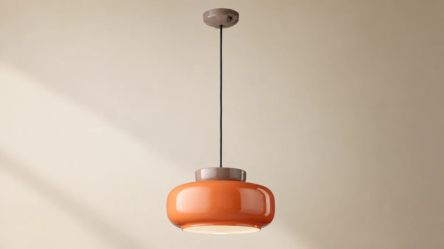 Średniowieczna lampa wisząca Bauhaus Disc Orb Maracanã G85 zainstalowana w scenie w pomieszczeniu
