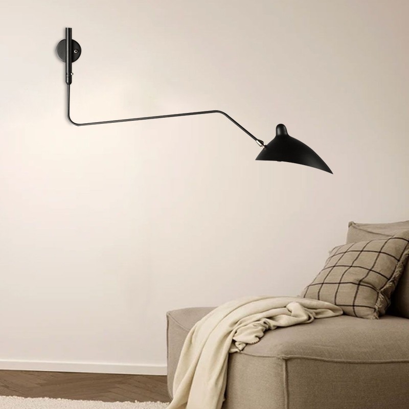 Svart vegglampe installert over en sofa eller seng