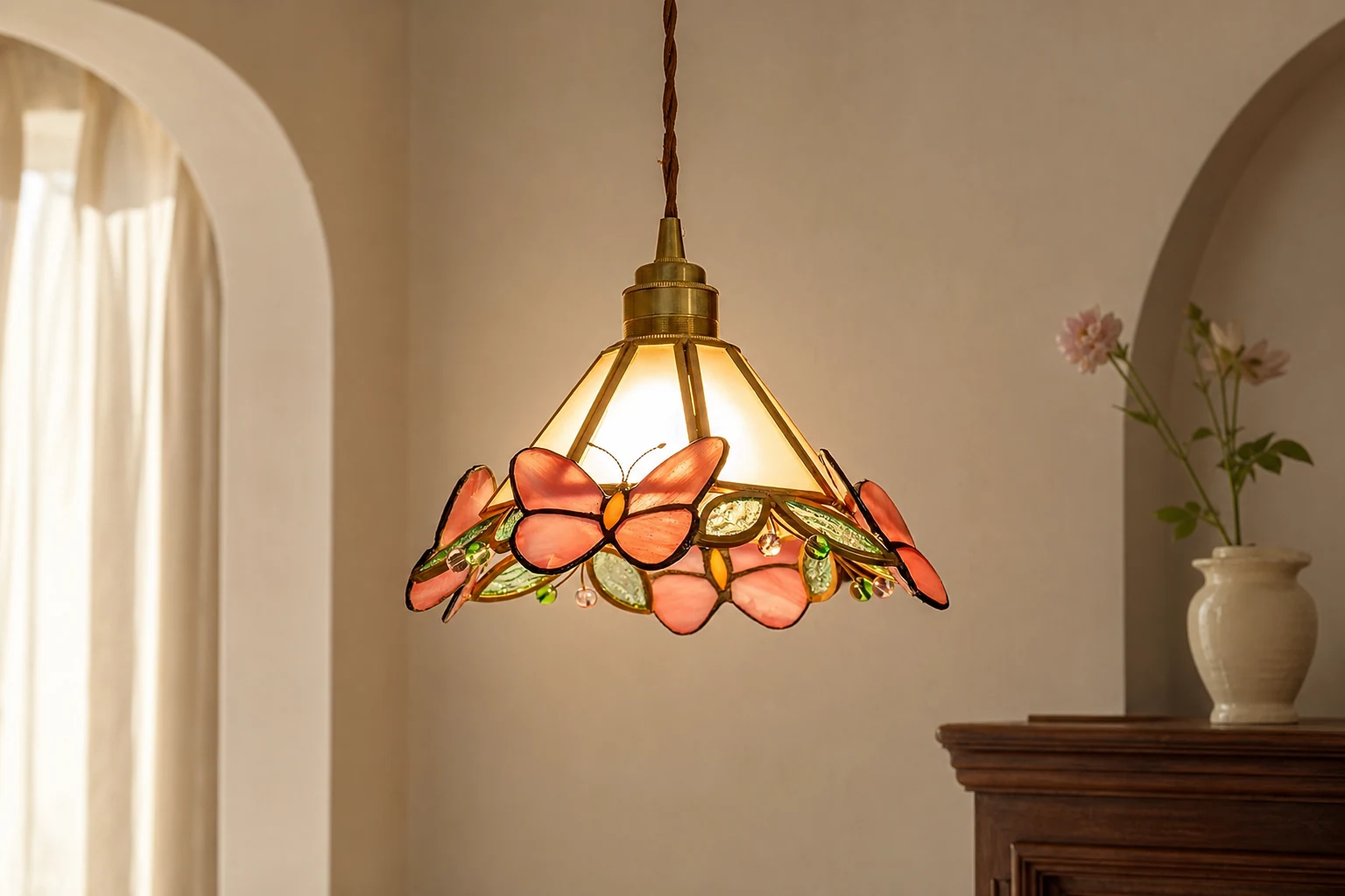 Francuska lampa wisząca w kształcie różowego motyla w stylu retro w przytulnej scenie pokoju