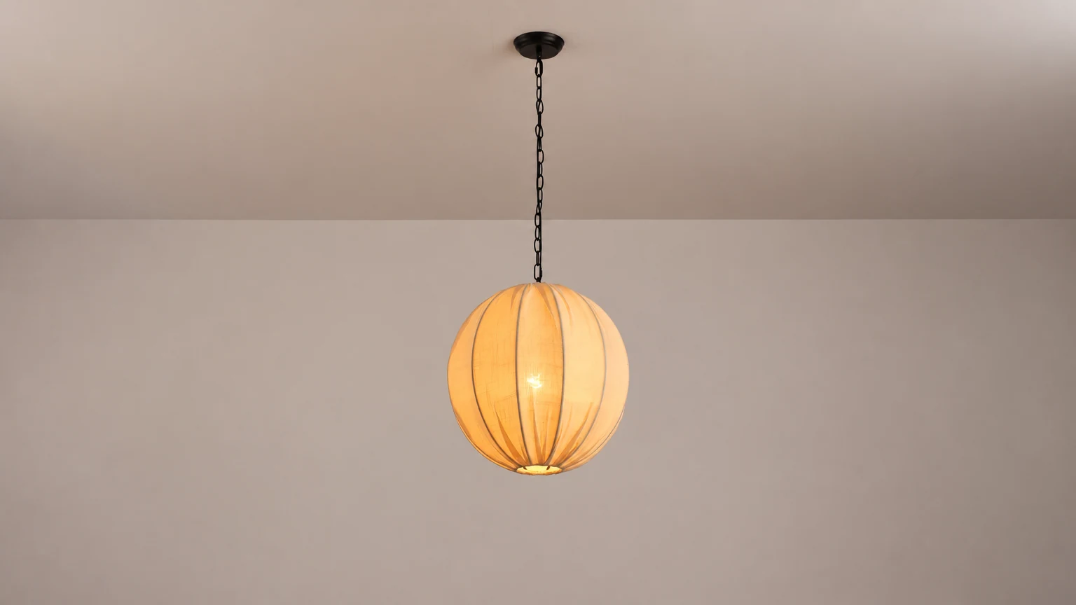 Lampa wisząca Kenroy D550 pokazana jako ciepły lniany wisiorek w scenie pokojowej
