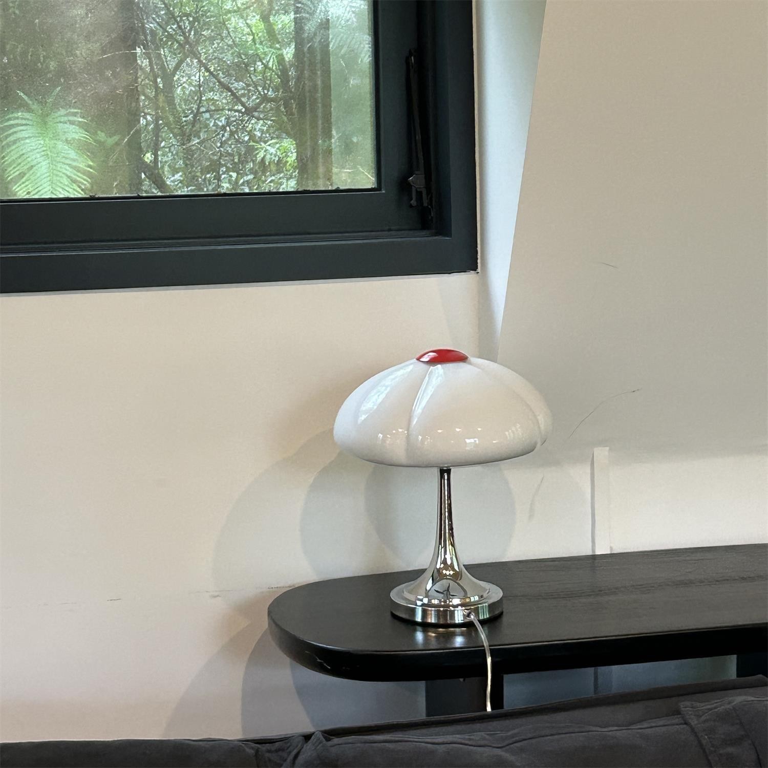 Lampa M321 na czarnej konsoli w pobliżu okna