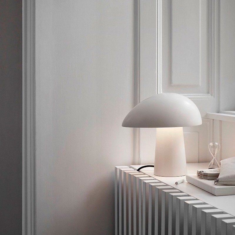 Night Owl-bordslampa placerad nära ett fönster