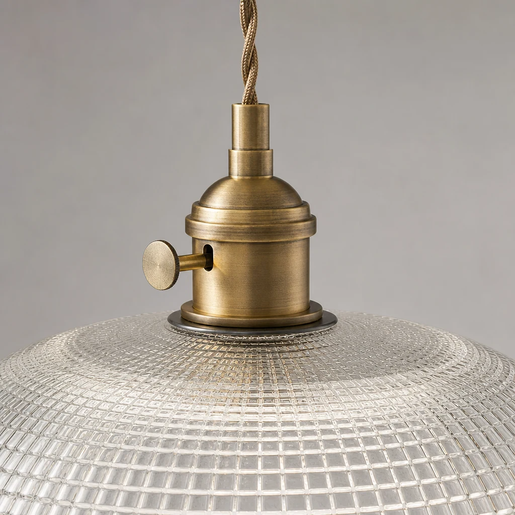 Zbliżenie materiału i wykończenia lampy wiszącej ze szkła z miedzianą misą Velaris