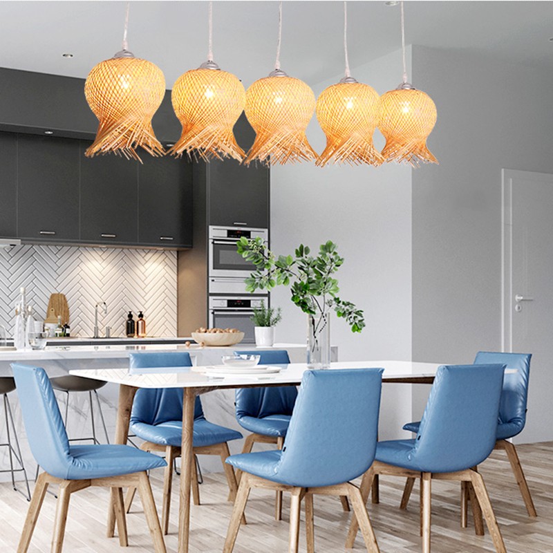 Pięć rattanowych lamp wiszących nad jadalnią