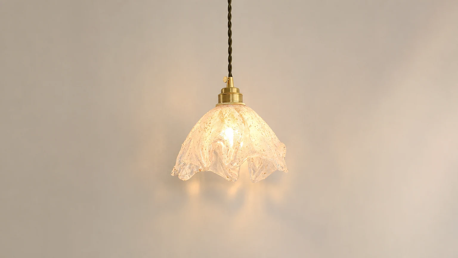 Pozioma scena pomieszczenia z lampą wiszącą Lotus Crystal