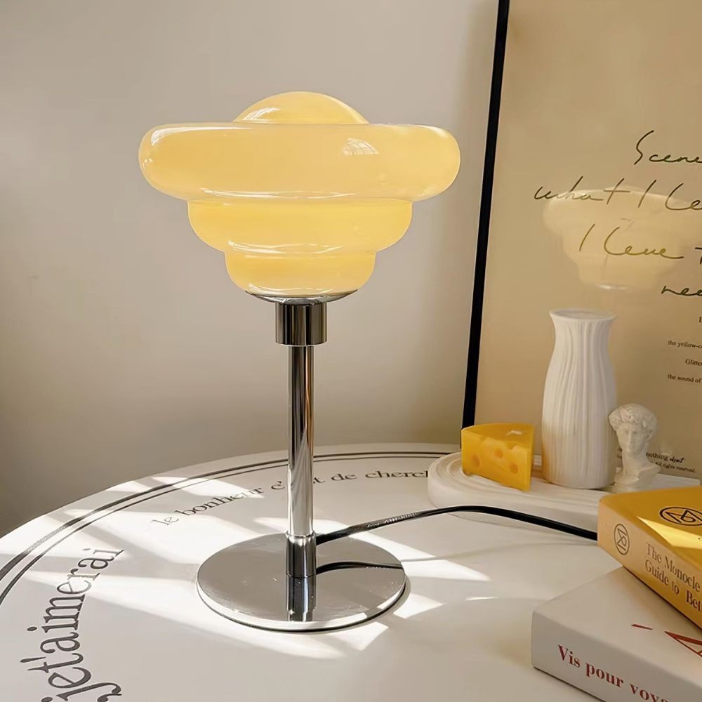Zapalona żółta lampa S80 w stylizowanej scenie wewnętrznej z książkami