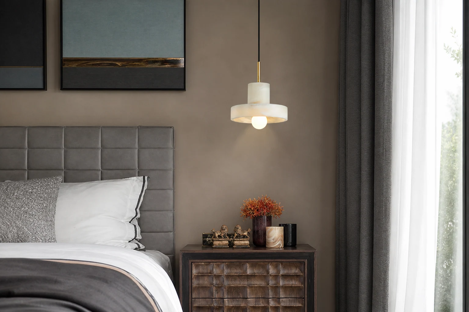 Alabastrowa lampa wisząca Universo ST prezentowana w scenie lifestylowej