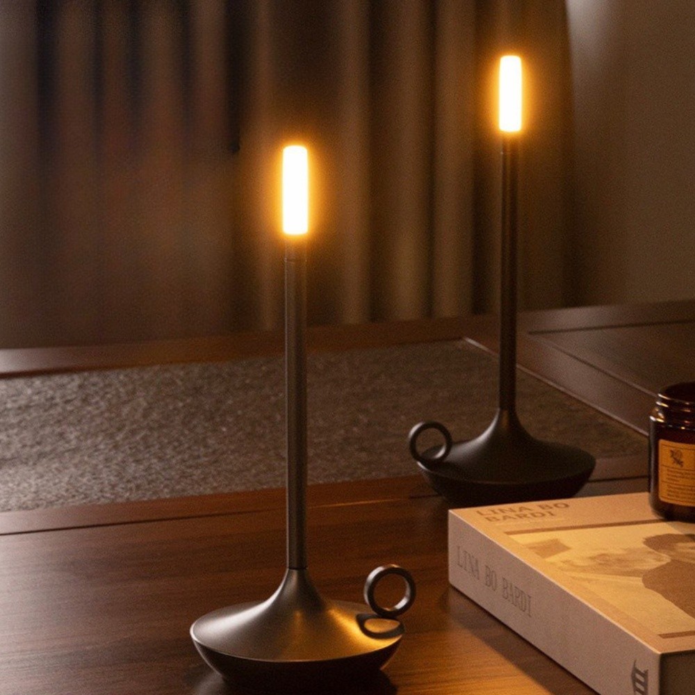 Bezprzewodowa lampa stołowa S183 świecąca w ciepłym pomieszczeniu