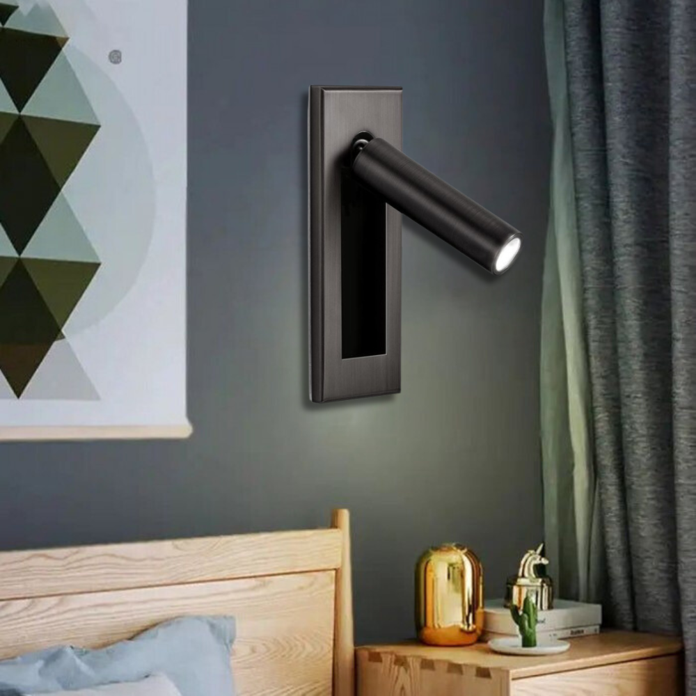 Aplique de pared Dark D790 junto a una mesita de noche en el dormitorio.