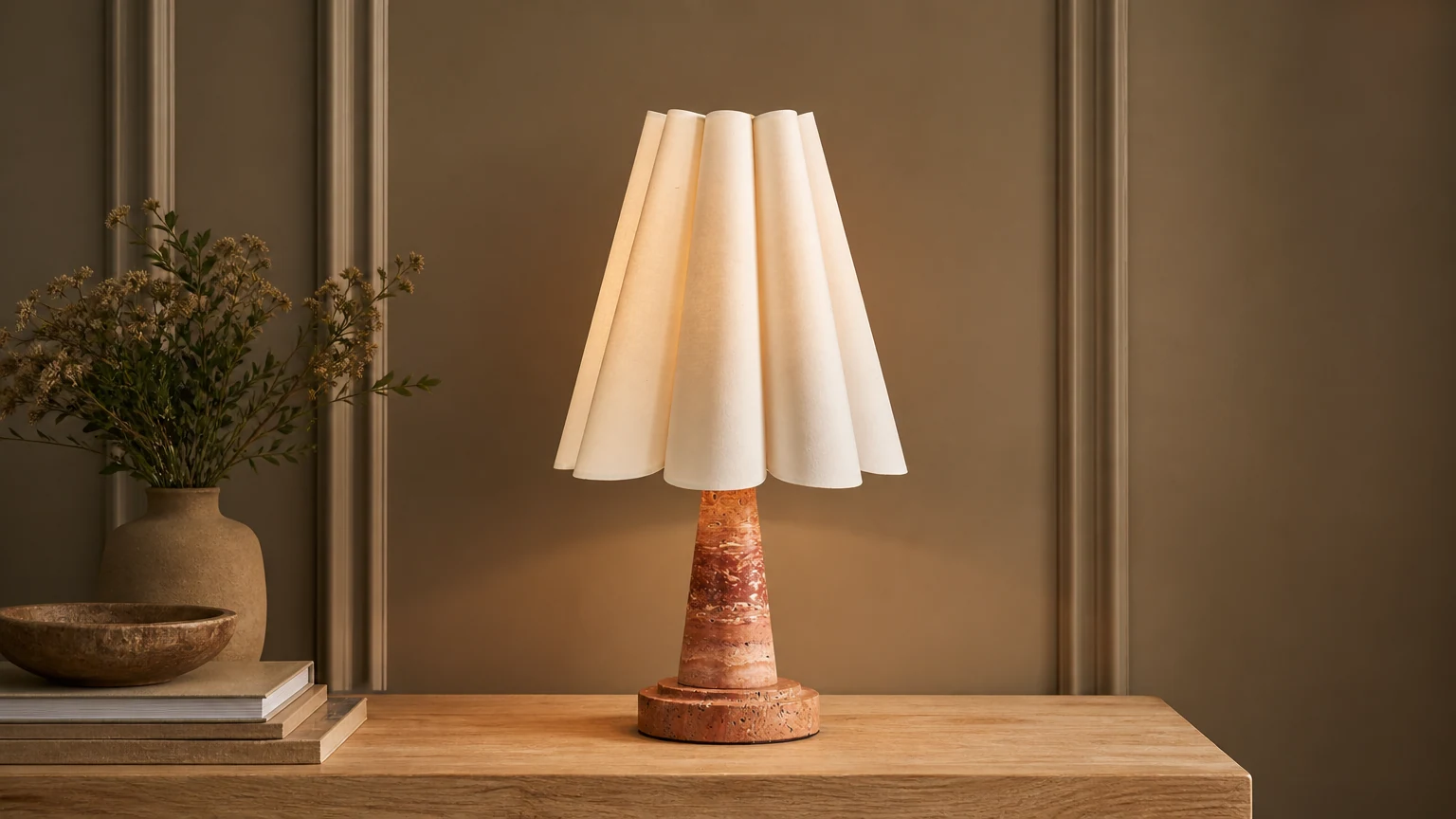 Marmurowa plisowana lampa stołowa Shadon D680 w ciepłej scenerii wnętrza