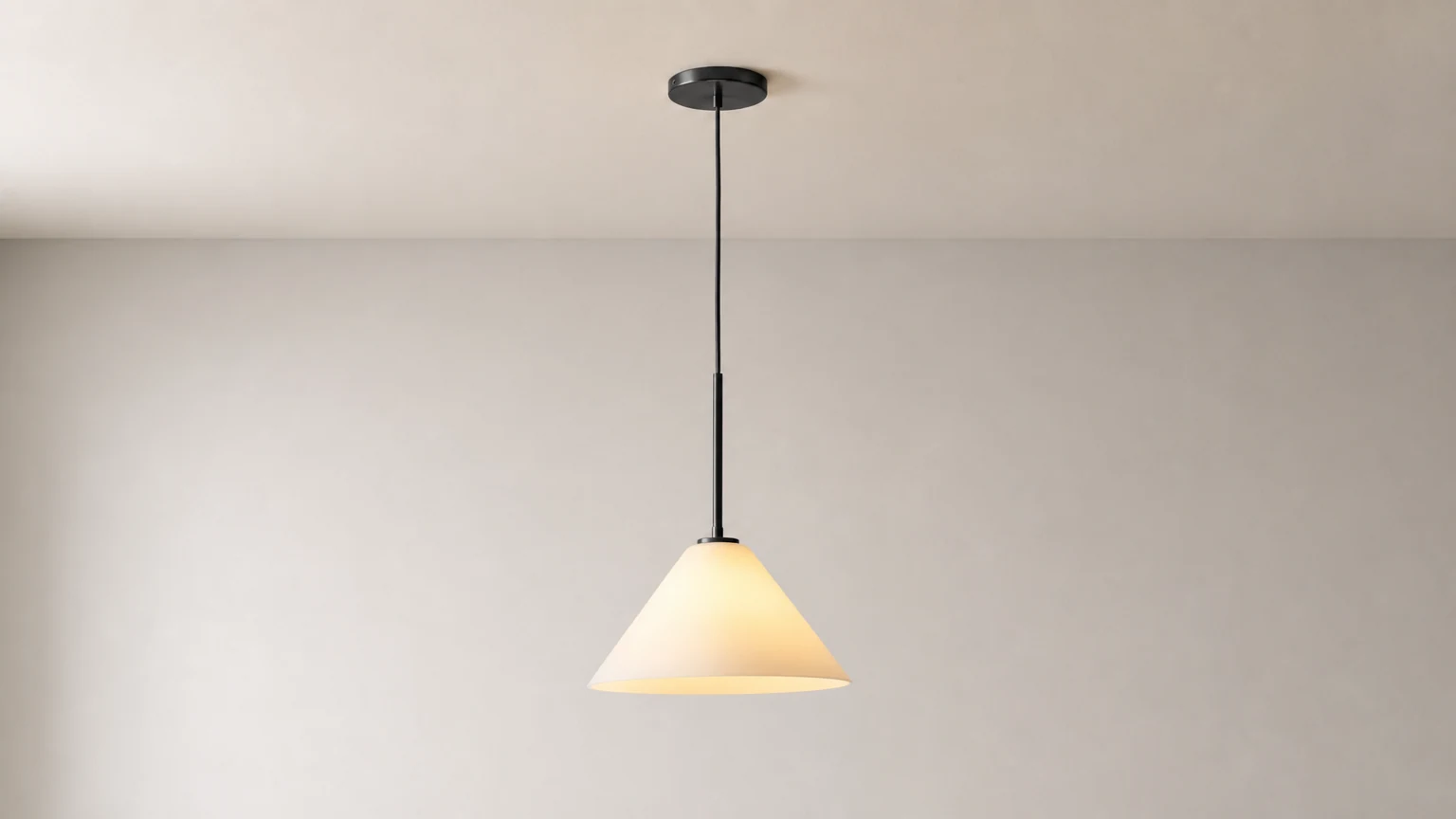 Lampa wisząca Conica ze szklanym stożkiem w ciepłym pomieszczeniu