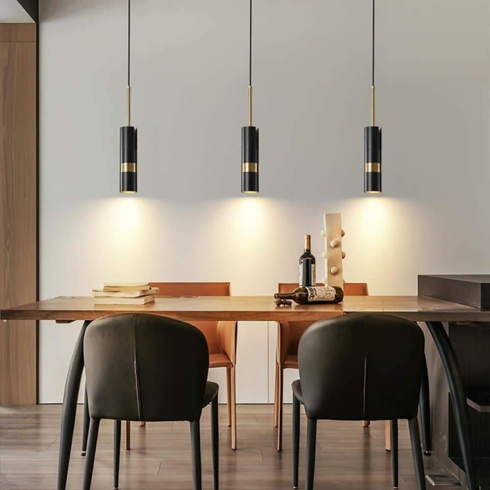 Tre D769 pendellampor installerade ovanför ett matbord