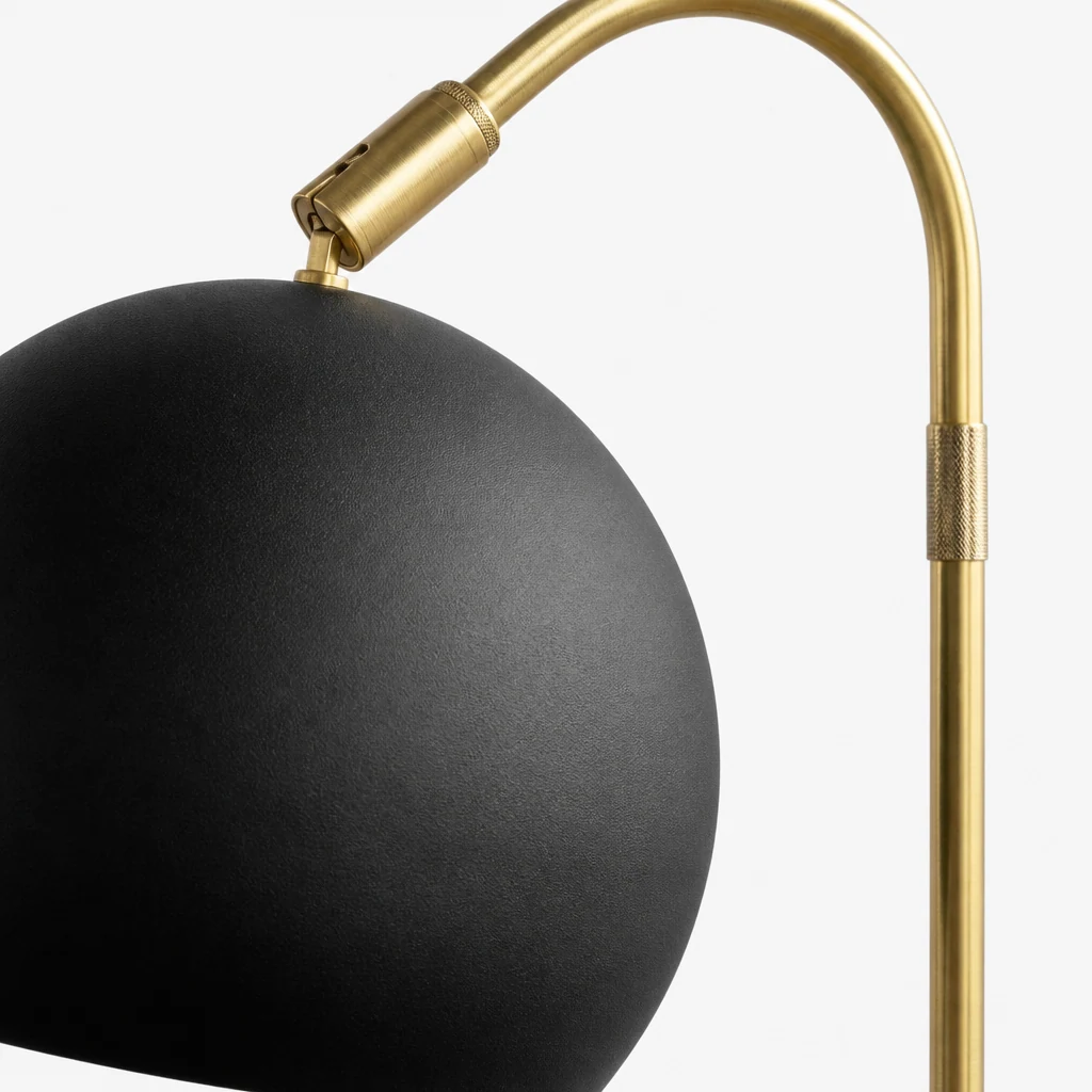 Zbliżenie na klosz lampy Ornato Luxe i detale metalowego wykończenia