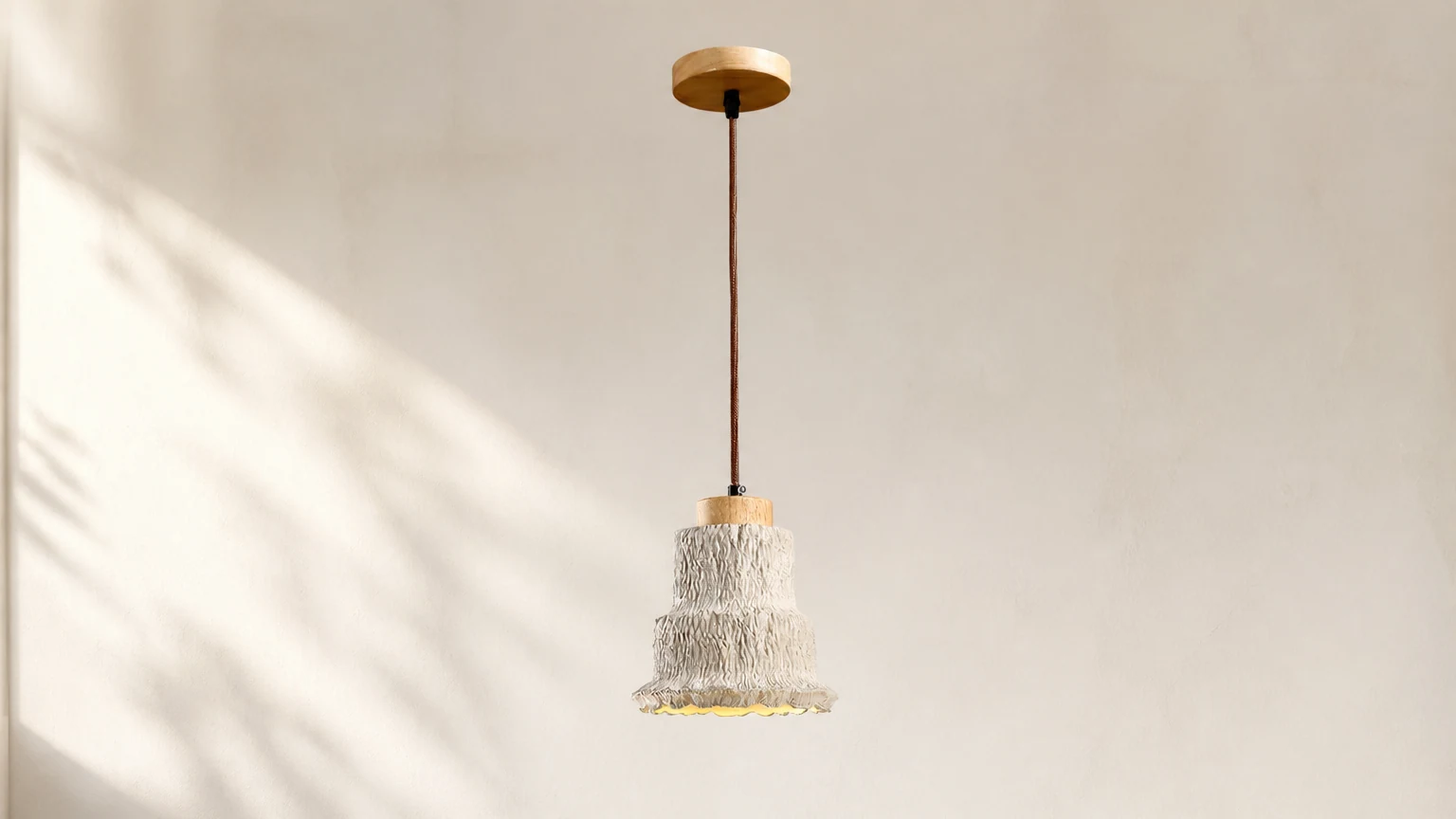 Lampa wisząca Boulder D352 pokazana jako kompletna lampa wisząca w ciepłym wnętrzu