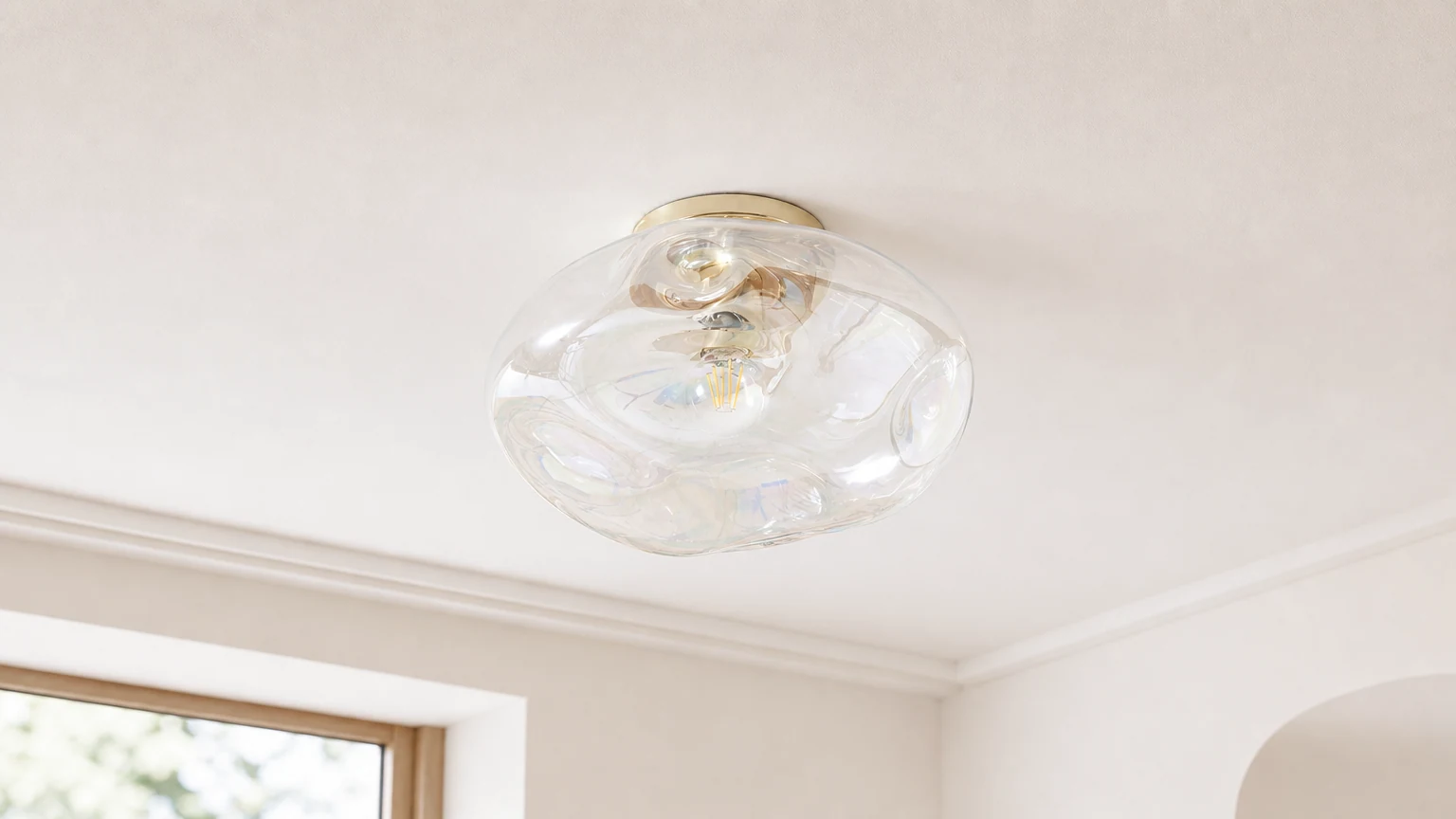 Lampa sufitowa Lightail z opalizującego szkła, do montażu podtynkowego, z mosiężną podstawą, w pomieszczeniu