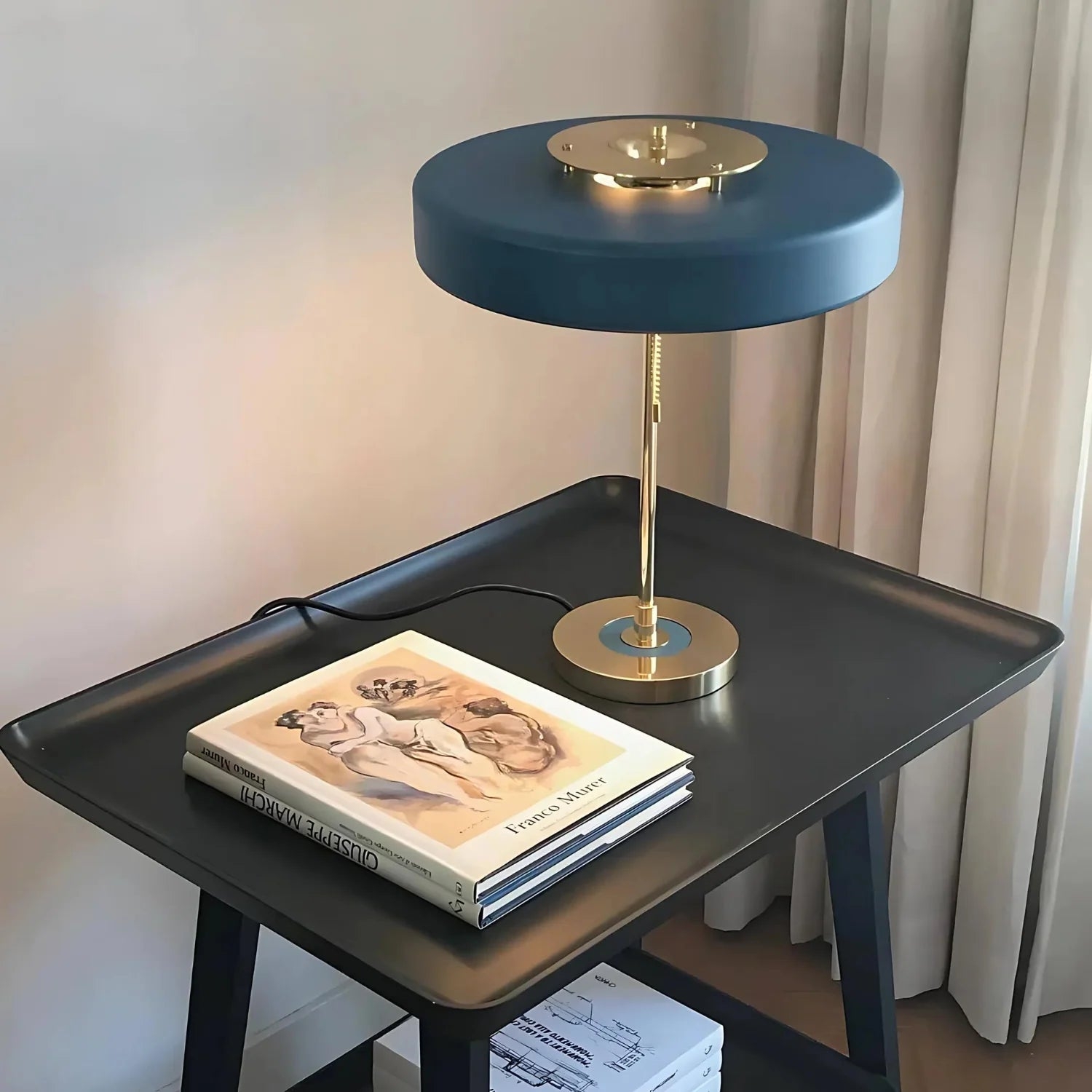 Niebieska lampa stołowa D803 obok zasłon