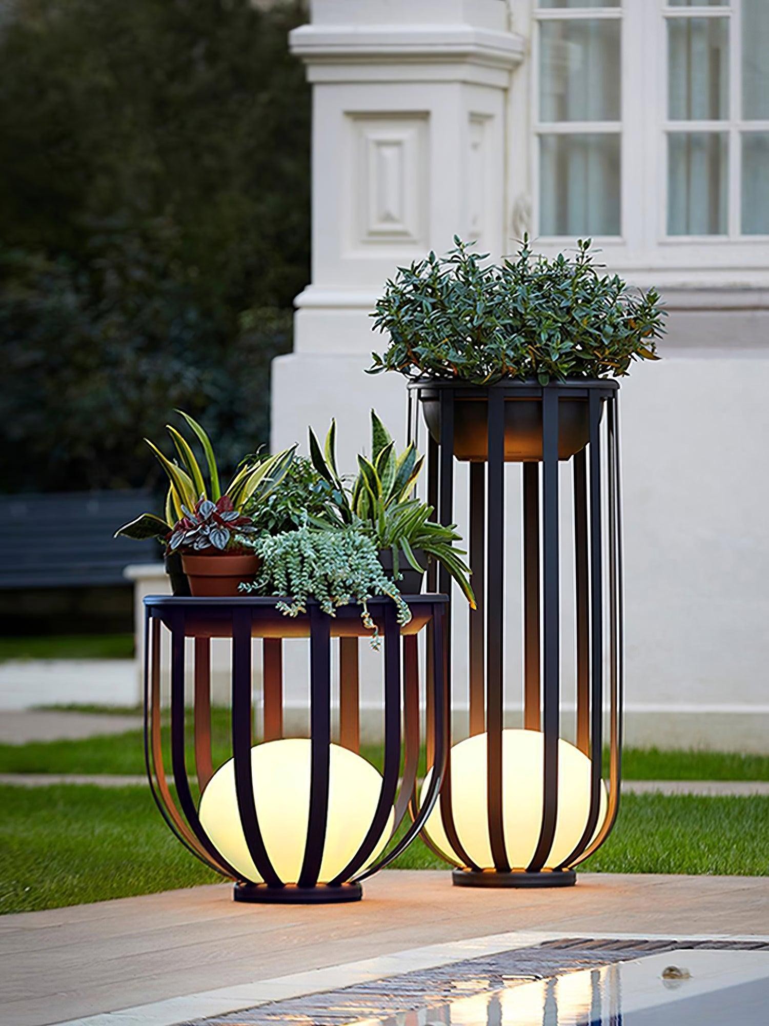 Dom na świeżym powietrzu przy basenie z dwiema plantatorami lamp solarnych
