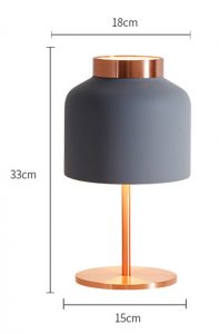 Klasyczna lampa stołowa JAR o wymiarach: średnica 18 cm i wysokość 33 cm