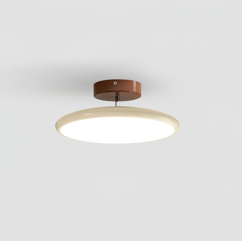 Vinklet produktvisning som viser den lave takprofilen til den moderne justerbare skiveformede taklampen M367