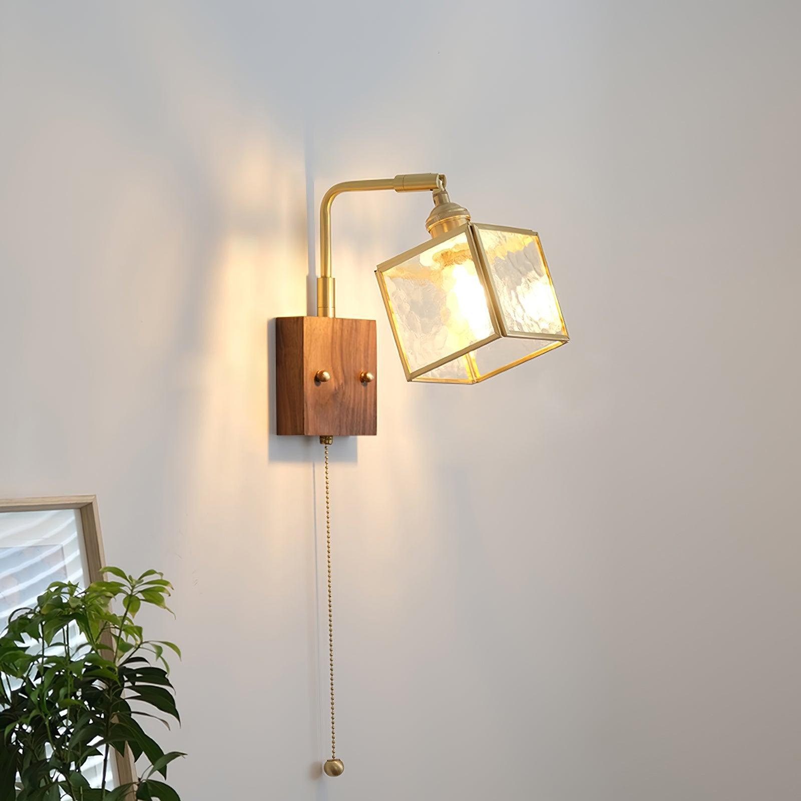 Zainstalowana lampa ścienna z roślinami i dekoracją ścienną w ramce
