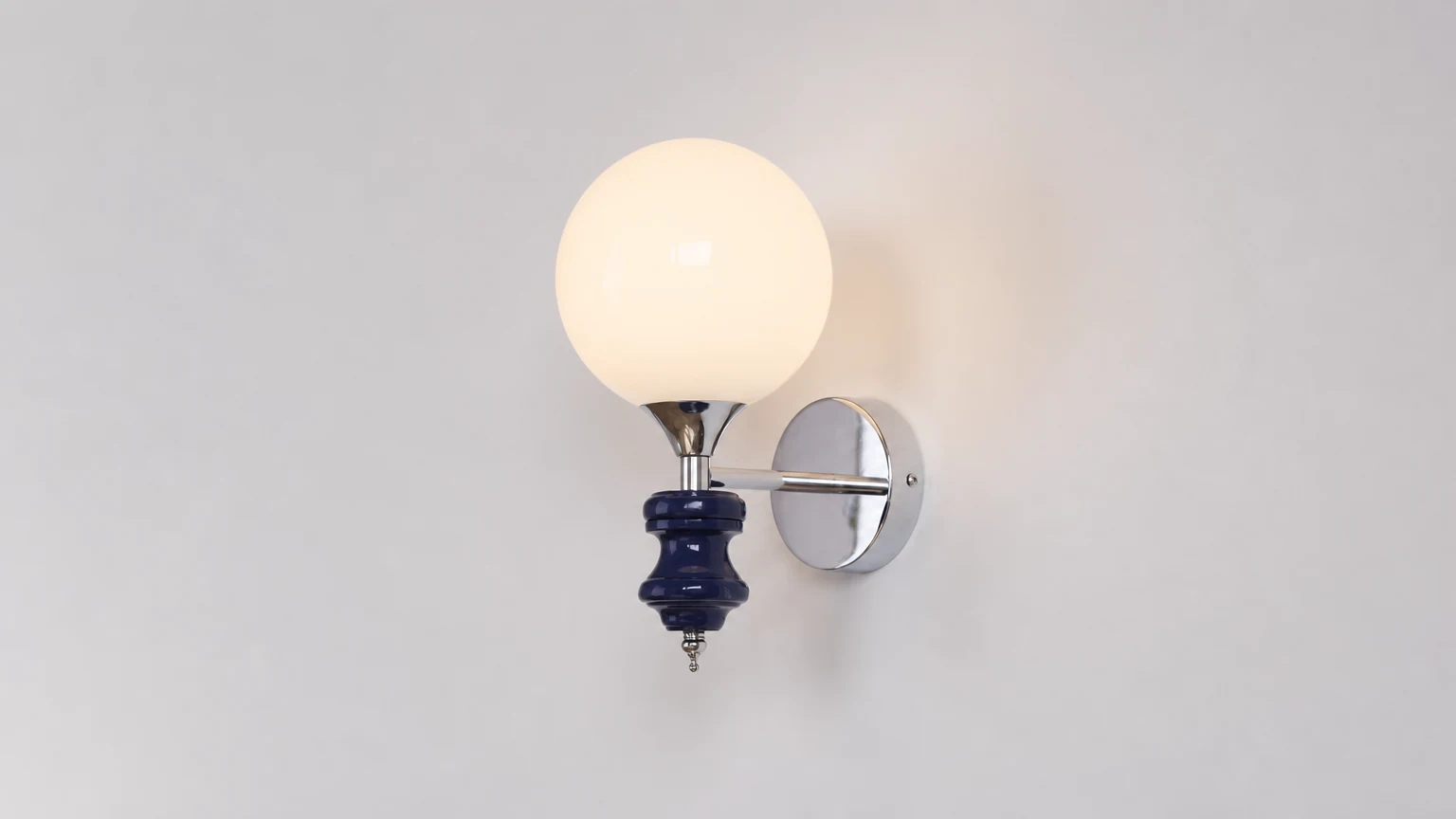 Poziomy widok sceny Conora Sconce w pokoju
