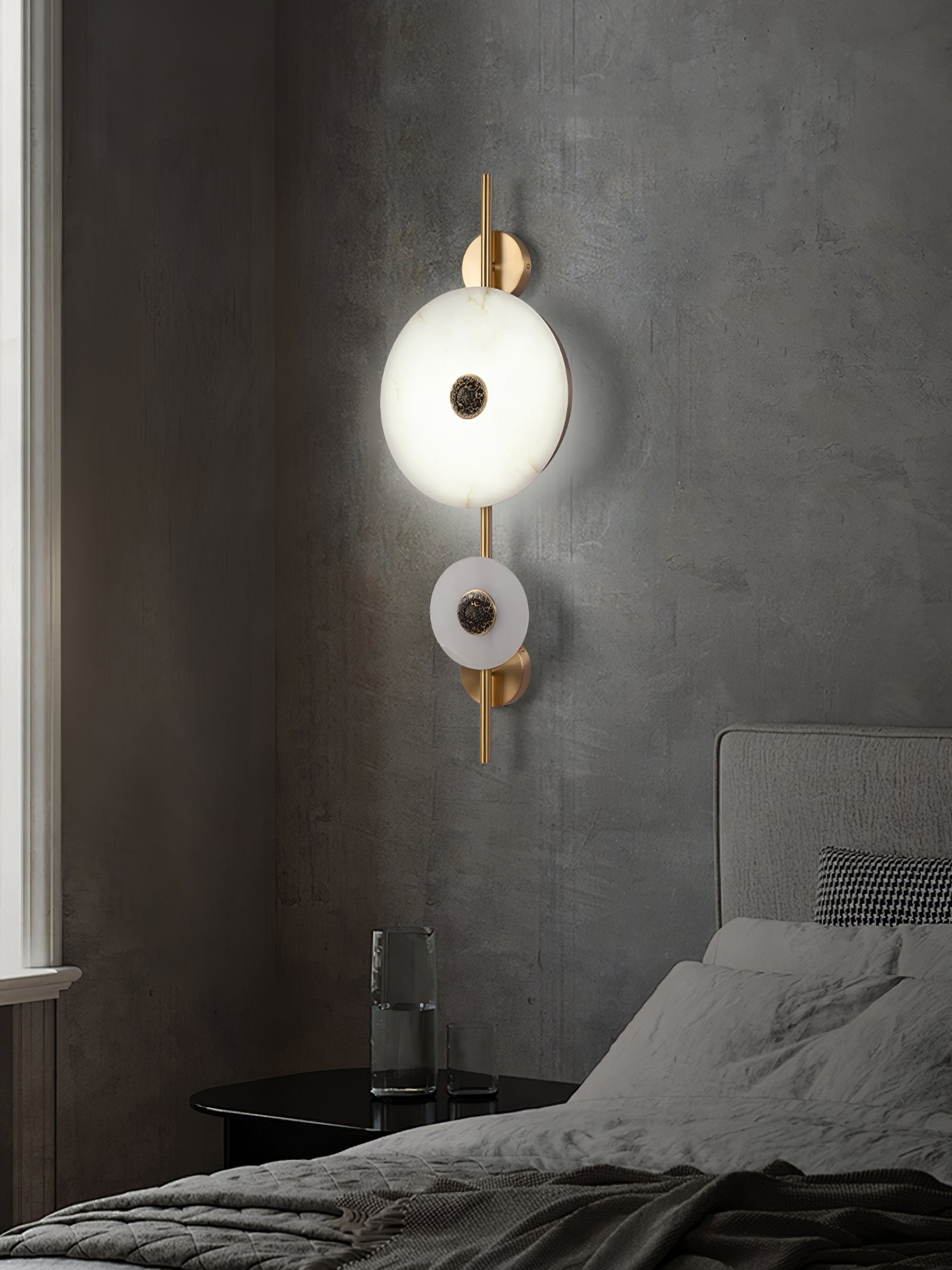 Kinkiet Alabaster Eclipse w ciemniejszej scenie w sypialni