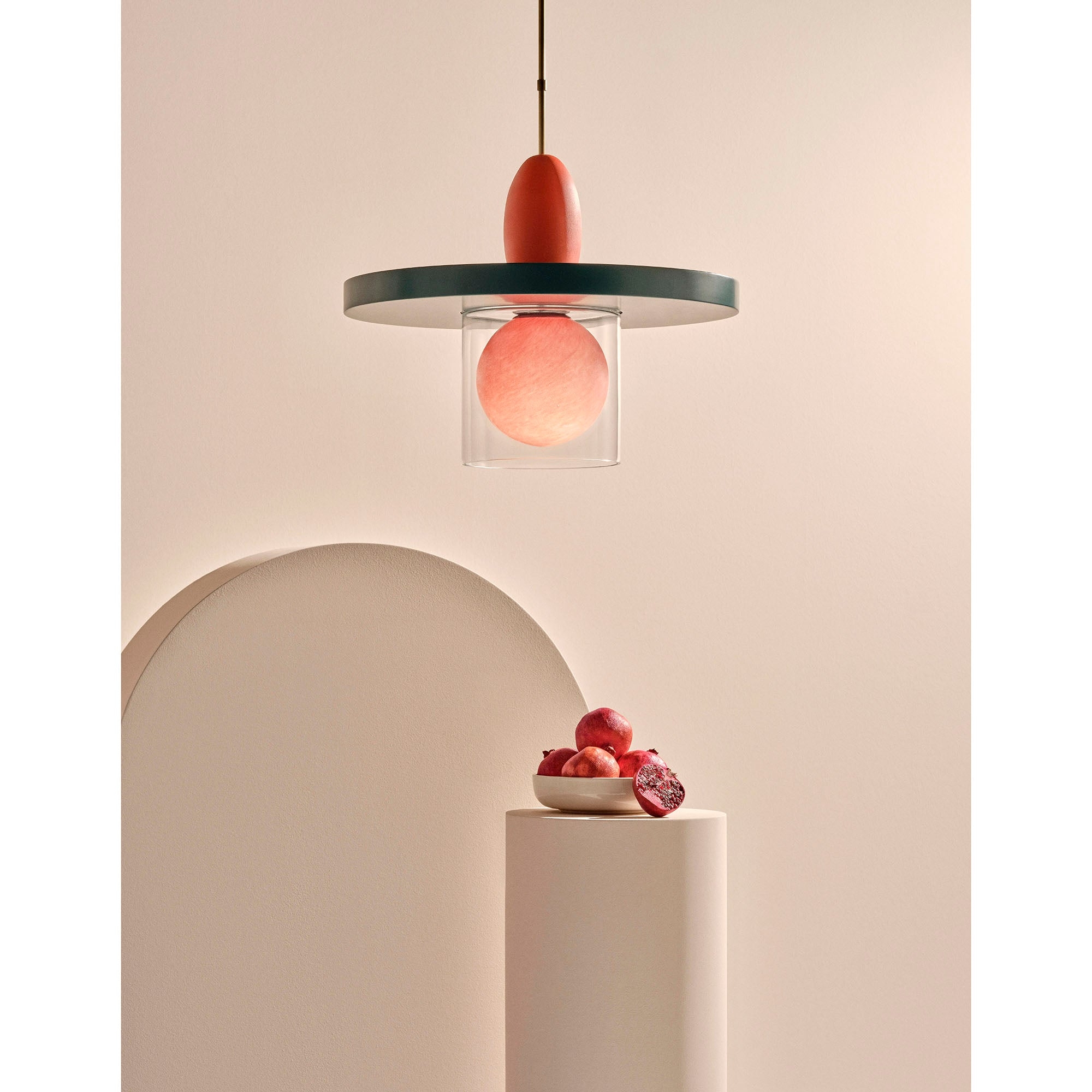 Lampa wisząca Eirene nad cokołem i ozdobnymi owocami