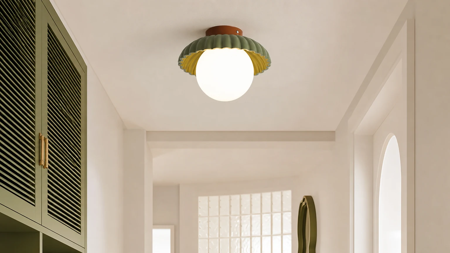 Lampa sufitowa ze szkła w kształcie kremowych pąków kwiatowych zainstalowana w korytarzu