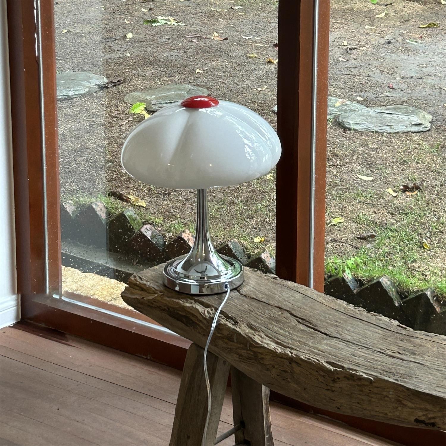 Lampa M321 na rustykalnym drewnie przy oknie