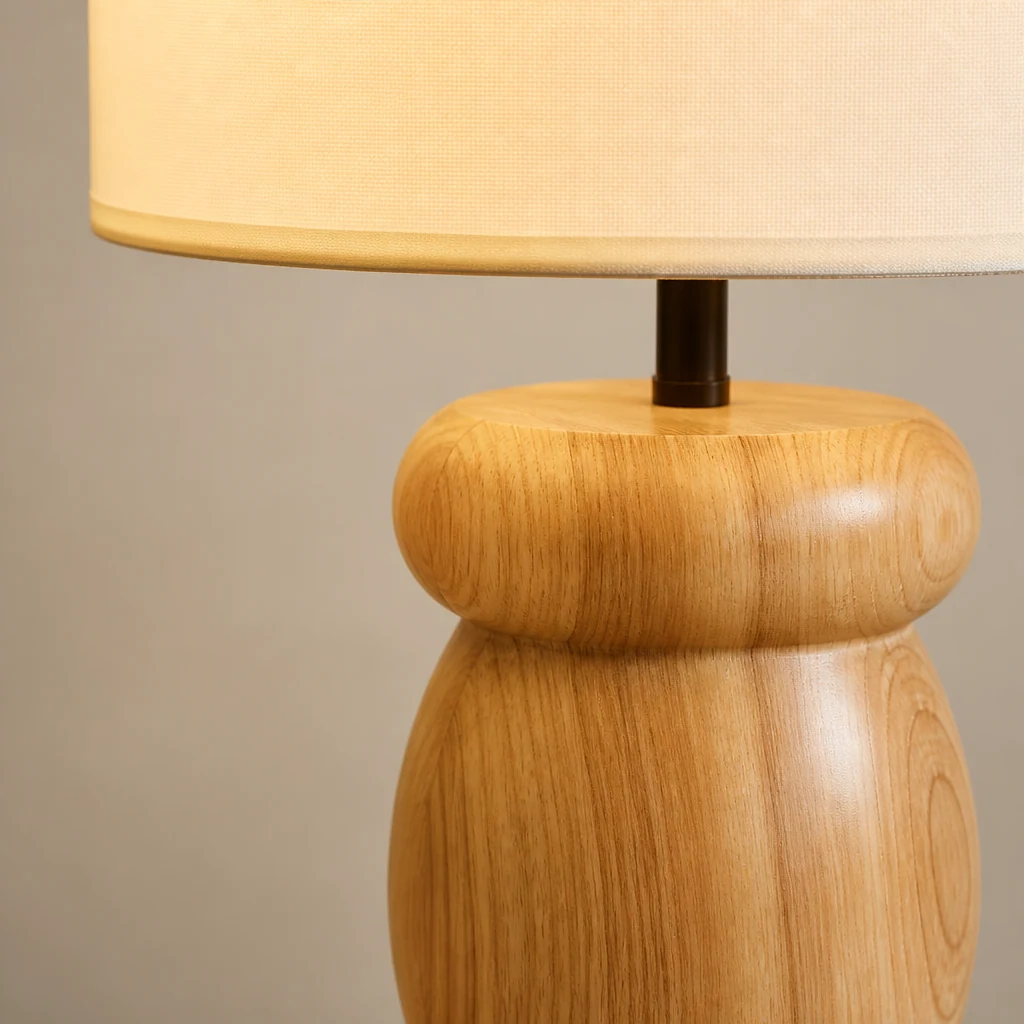 Zbliżenie na materiał i wykończenie lampy stołowej Pebble Wood
