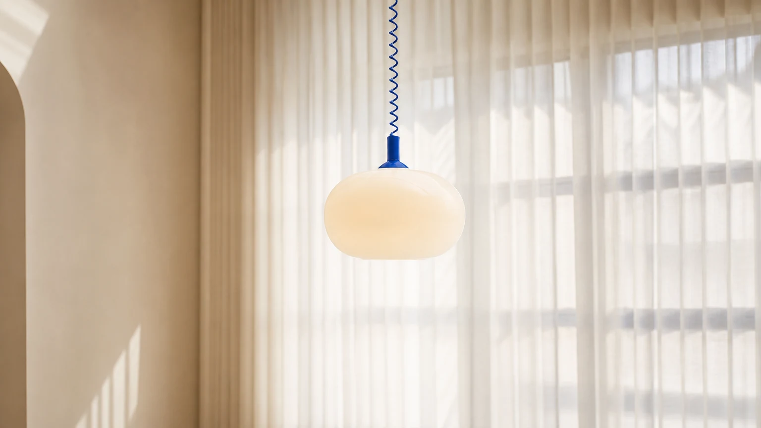Lampa wisząca Macaron Spring M363 w jasnym wnętrzu