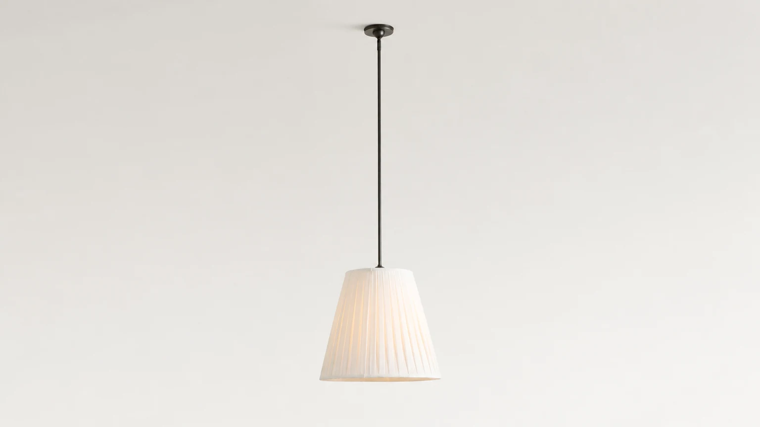Suspension Luvora en tissu plissé présentée dans une ambiance chaleureuse