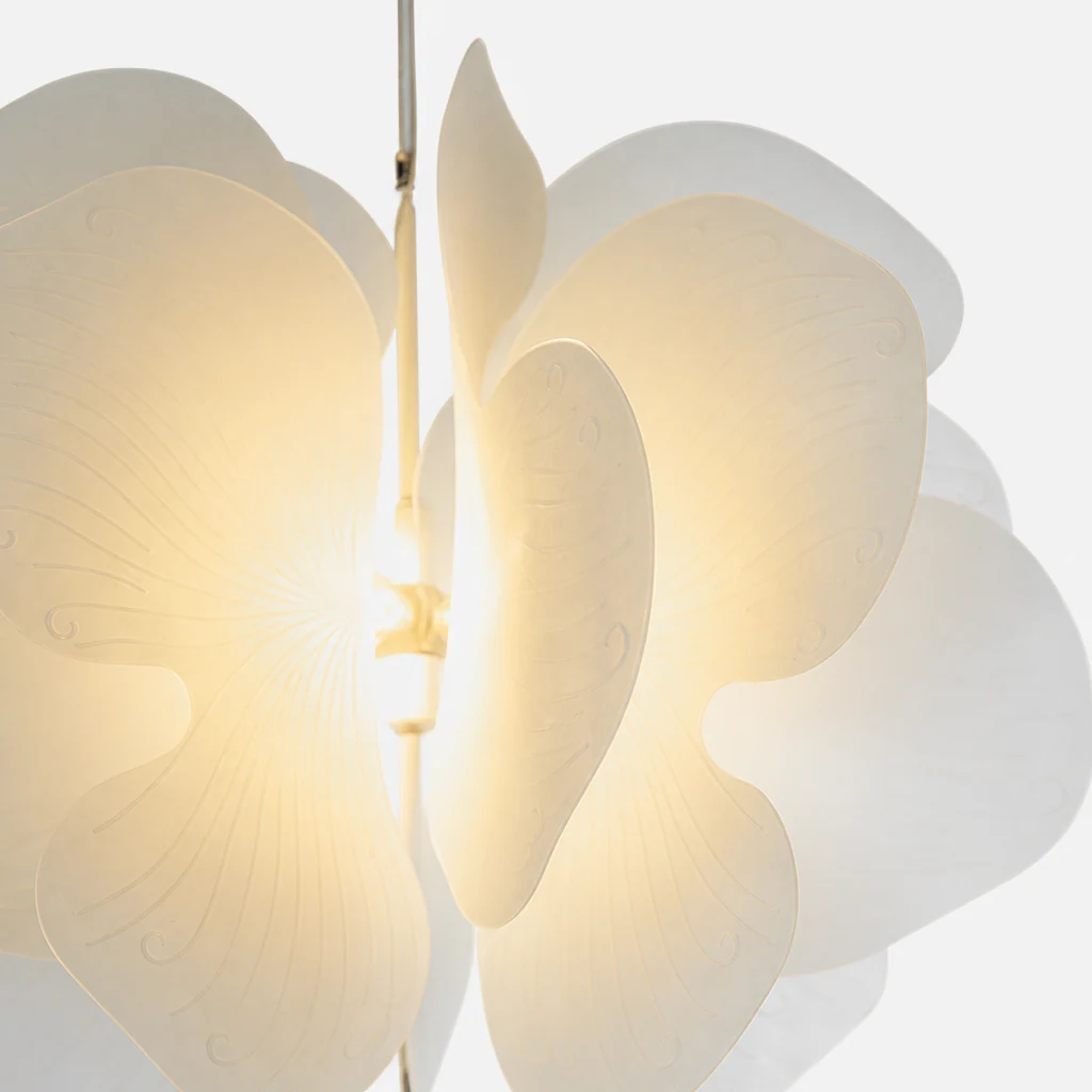 Zbliżenie na akrylowy klosz lampy wiszącej Creative Petal