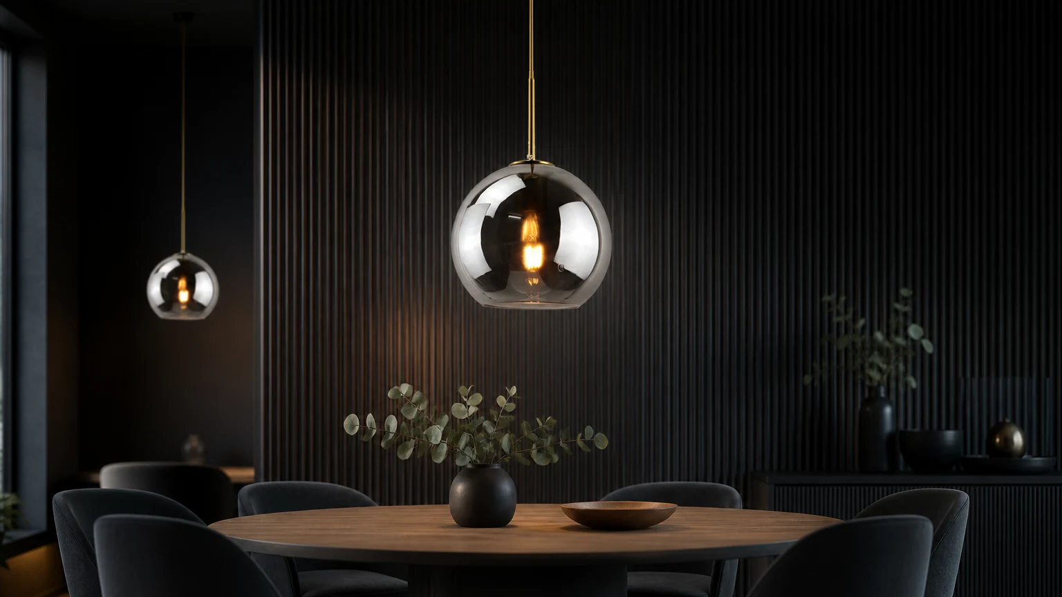 Lámpara colgante esférica de cristal Solara Nordic en un interior moderno.