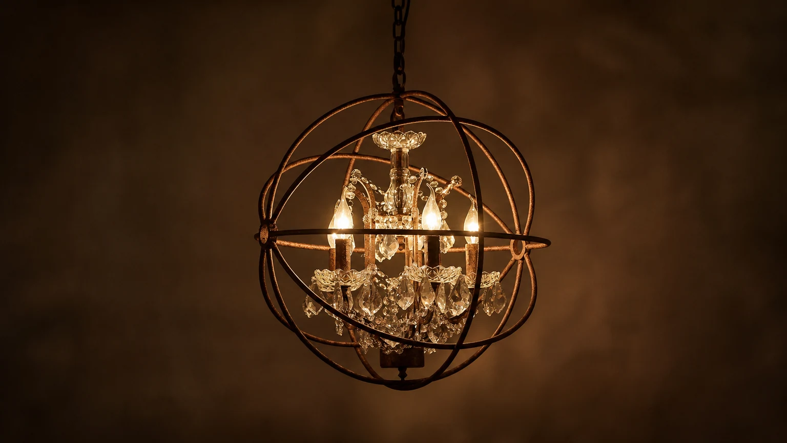 Lampadario retrò con gabbia in ferro arrugginito in un'accogliente stanza in stile vintage.