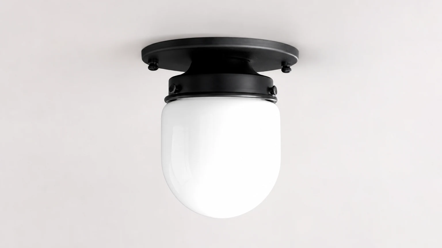 Lampa sufitowa do montażu podtynkowego z opalowego szkła opalowego w ciepłej scenerii wnętrza