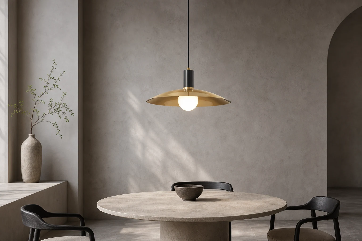 Mosiężna rozszerzana lampa wisząca M571 pokazana jako scena stylu życia osadzona w kontekście produktu