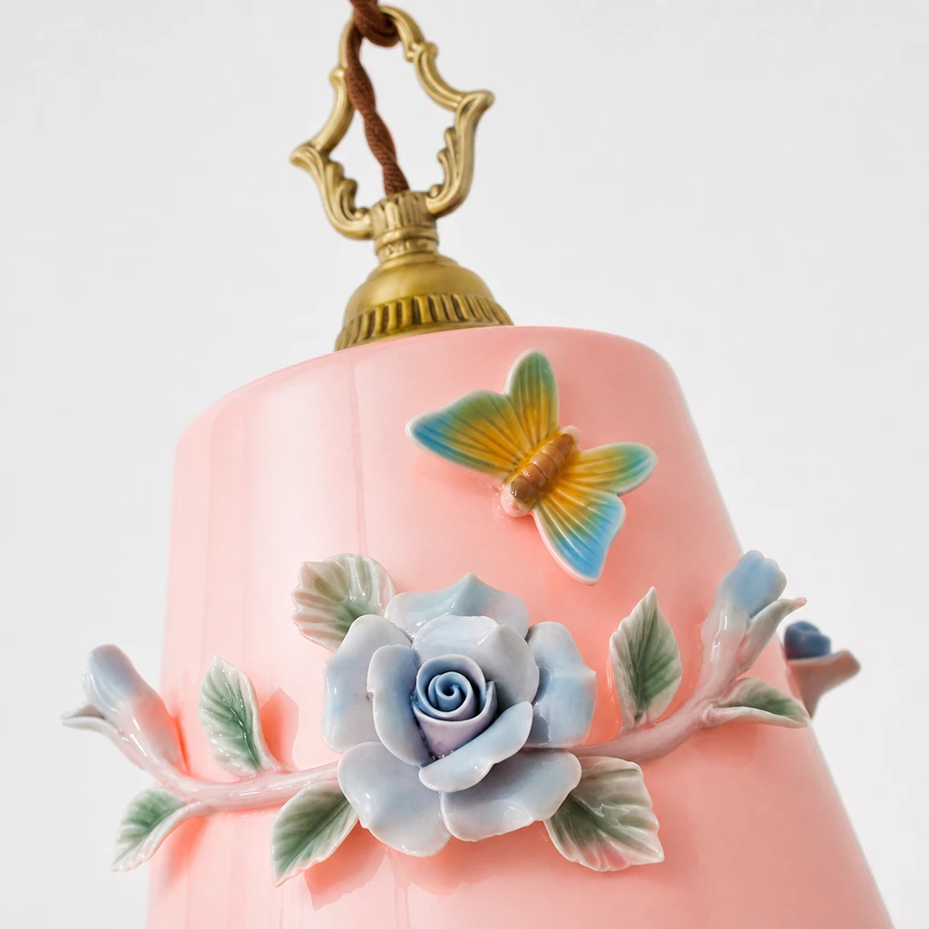 Zbliżenie na ceramiczną lampę wiszącą Eden Petal z płatkami