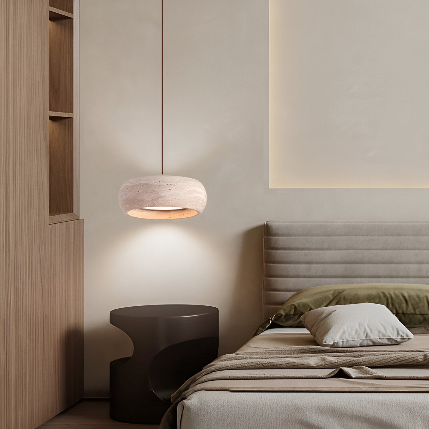 Lampa wisząca z trawertynu zainstalowana nad łóżkiem